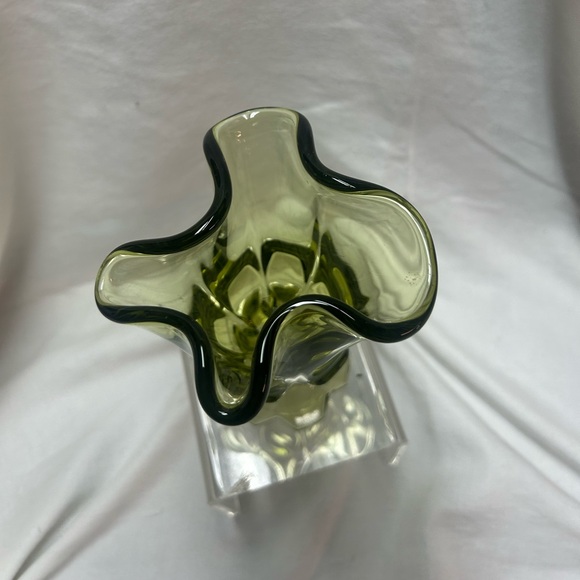 Fenton Valencia Swung Handkerchief Glass Vase Colonial Avocado Green 6" Tall - Picture 2 of 4